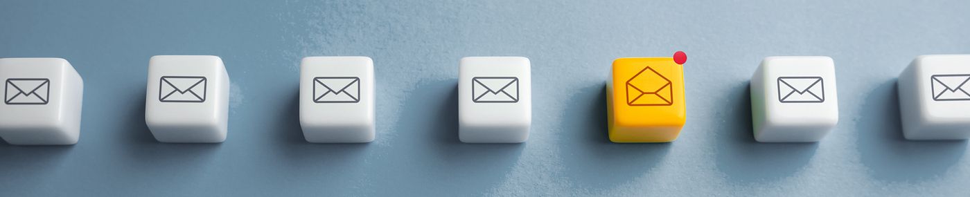 Aufgereihte Würfel mit aufgedrucktem E-Mail-Icon