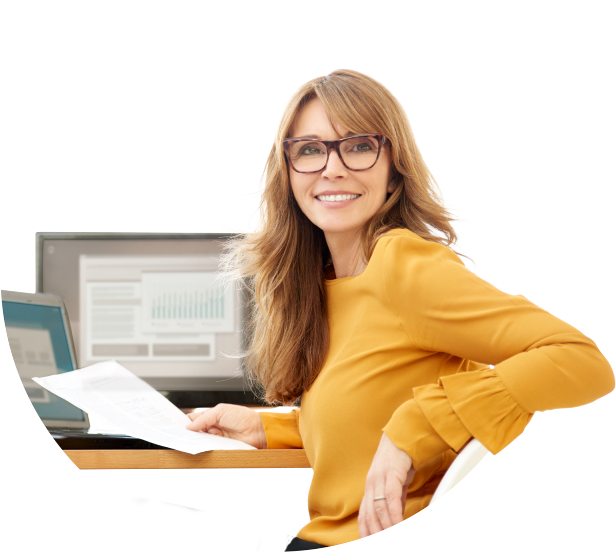 Sympathische reife Frau entspannt am Arbeitsplatz