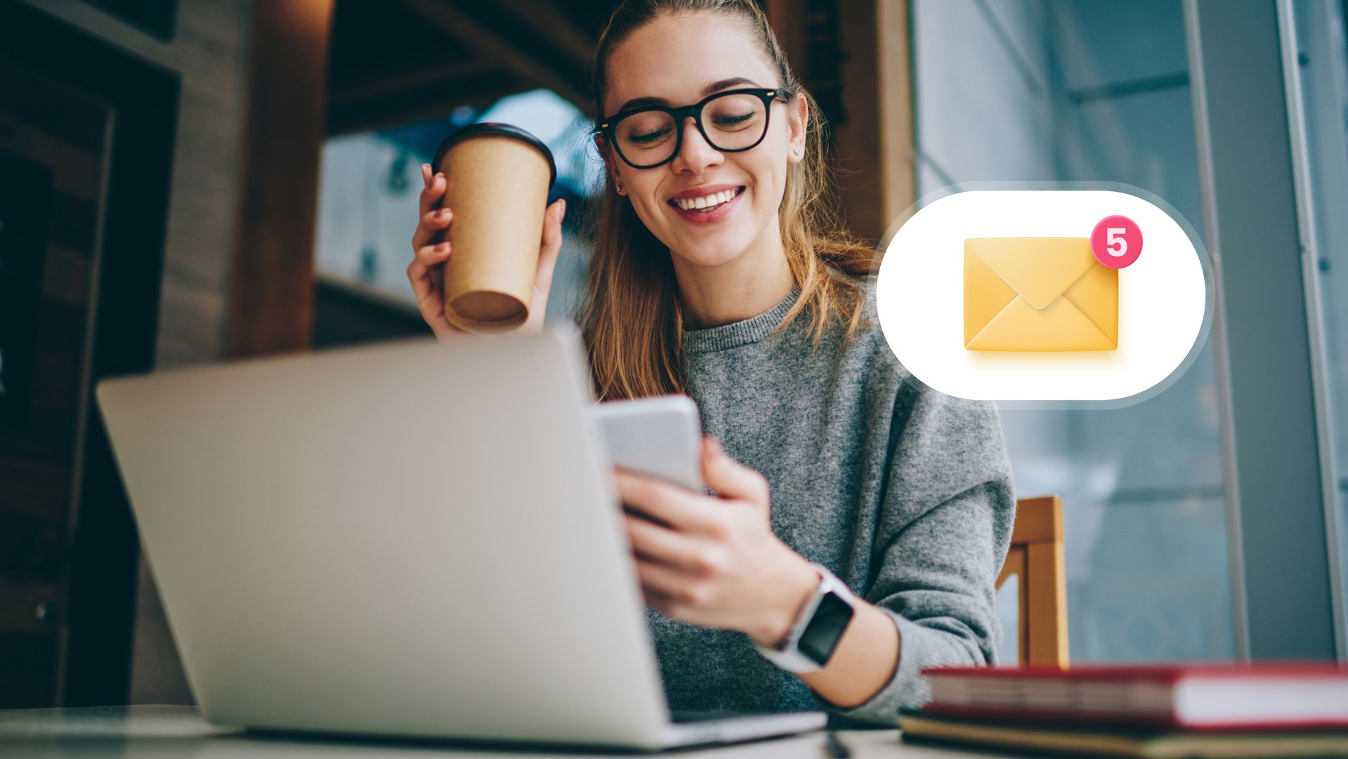 Junge Frau mit Kaffe und Smartphone in der Hand erhält Bewerbungs-E-Mails über Ihre Website am Laptop