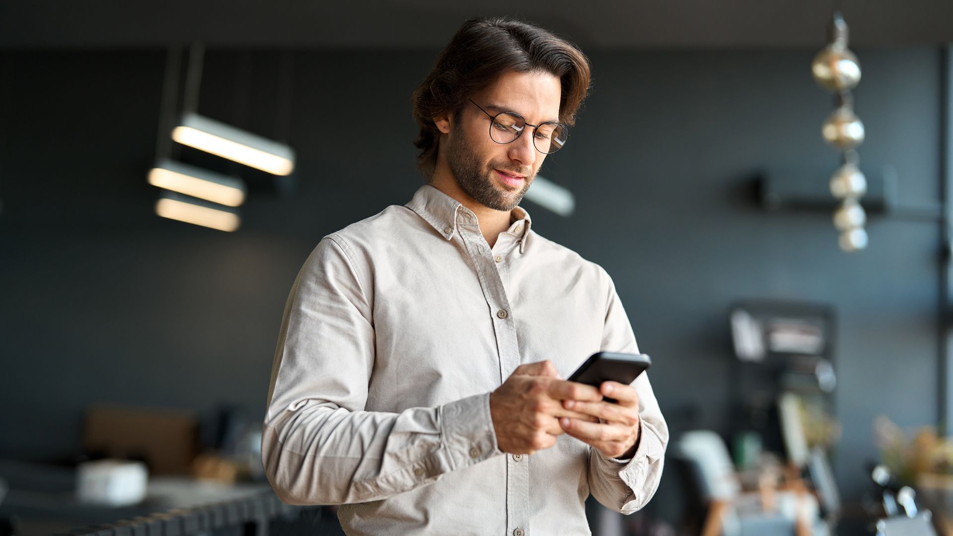 Mann mittleren Alters an Smartphone