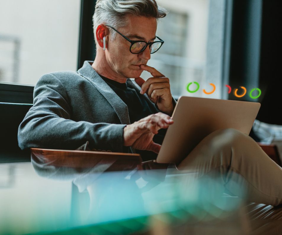 Konzentrierter Mann am Tablet, Analyse-Diagramme deuten eine Analyse seiner Website an