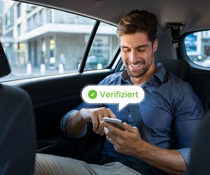 Mann verifiziert sich unterwegs im Auto per Smartphone bei gefunden.de